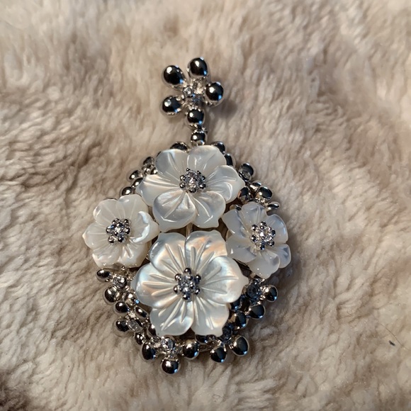 Sterling silver, cz and mother of pearl flower pendant - Picture 2 of 6